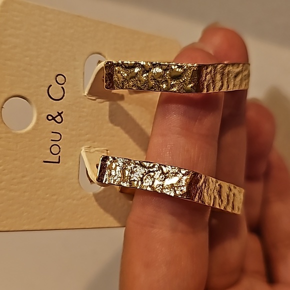 LOU & CO NWT Hammered gold, diamond shaped geometric earrings - Picture 7 of 8